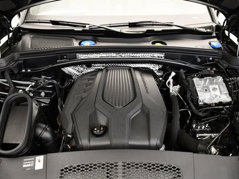 Certified 2026 Porsche Macan AWD/4WD image 12