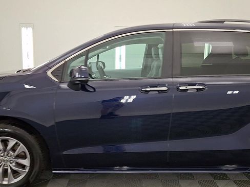 Used 2025 Toyota Sienna XLE AWD/4WD image 9