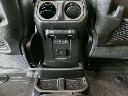 Used 2025 Jeep Wrangler Unlimited Rubicon AWD/4WD image 21