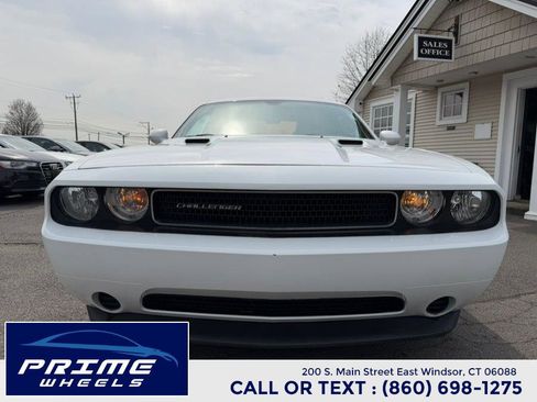 Used 2014 Dodge Challenger SXT image 2