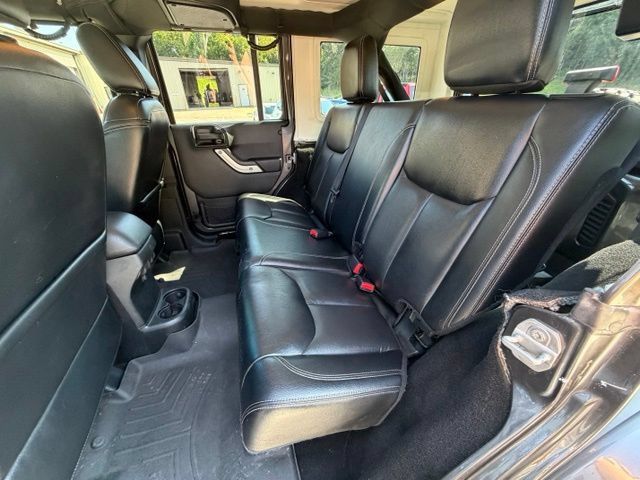 Used 2017 Jeep Wrangler Unlimited Sahara w/ Connectivity Group AWD/4WD image 14