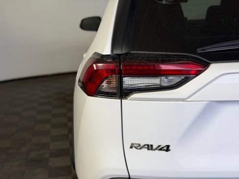 Used 2019 Toyota RAV4 XLE AWD/4WD image 12