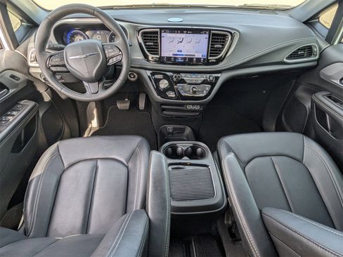 Used 2024 Chrysler Pacifica Touring-L w/ S Appearance Package image 11