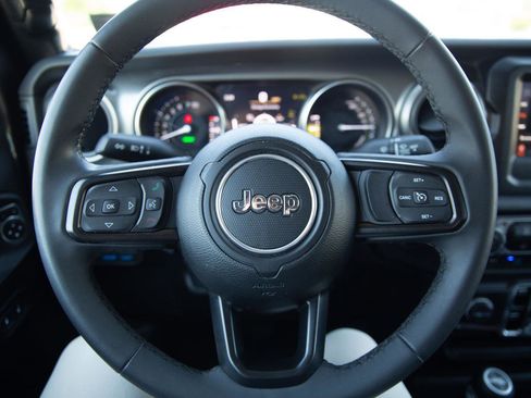 Used 2023 Jeep Wrangler Unlimited AWD/4WD image 10