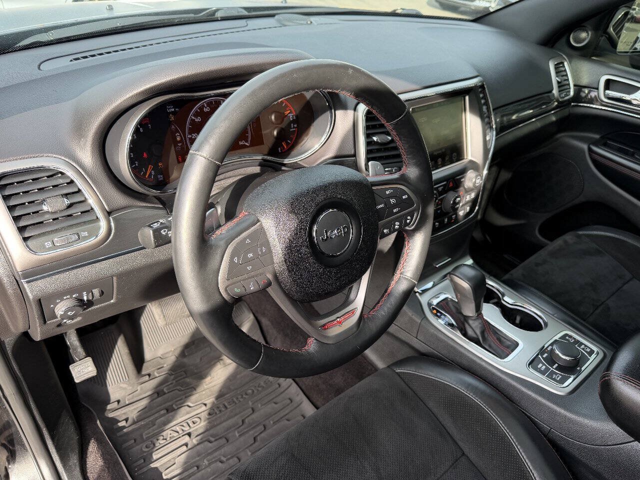 Used 2017 Jeep Grand Cherokee Trailhawk w/ Trailhawk Luxury Group AWD/4WD image 36
