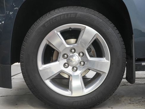 Used 2019 Chevrolet Suburban Premier AWD/4WD image 30