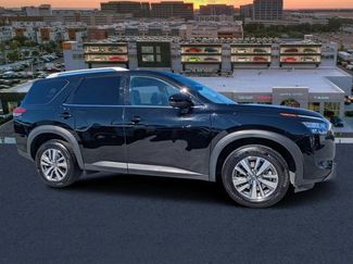 Used 2025 Nissan Pathfinder SL video 1