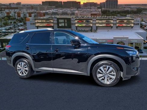 Used 2025 Nissan Pathfinder SL image 1