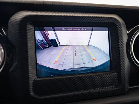 Used 2020 Jeep Wrangler Unlimited Sahara image 31