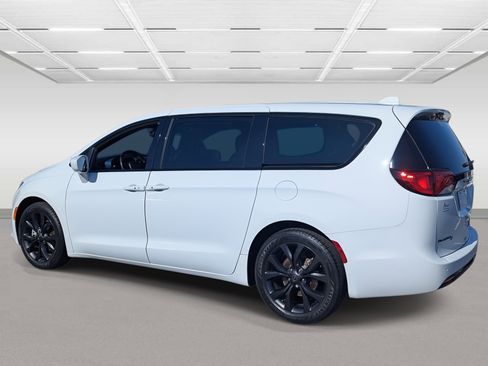 Used 2019 Chrysler Pacifica Touring Plus w/ S Appearance Package image 3