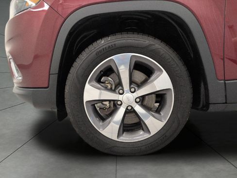 Used 2019 Jeep Cherokee Limited w/ Luxury Group AWD/4WD image 3
