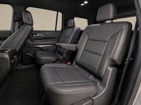 Used 2025 Chevrolet Traverse LT FWD image 13