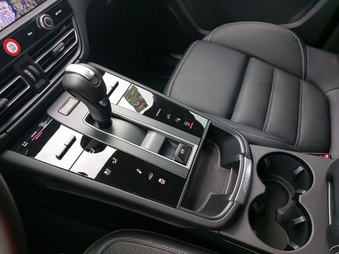Certified 2025 Porsche Macan S AWD/4WD image 27