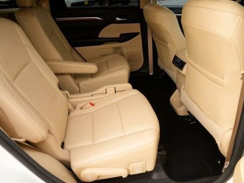 Used 2018 Toyota Highlander Limited image 16