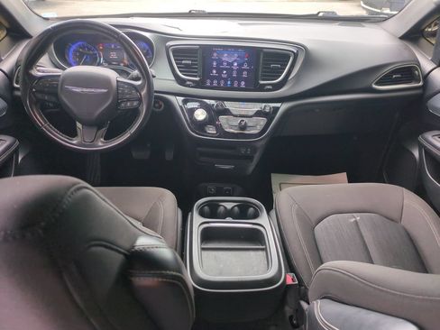 Used 2020 Chrysler Pacifica Touring w/ Advanced Safetytec Group FWD image 17