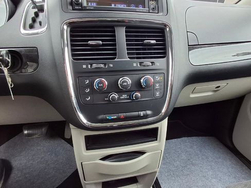 Used 2018 Dodge Grand Caravan SE FWD image 17