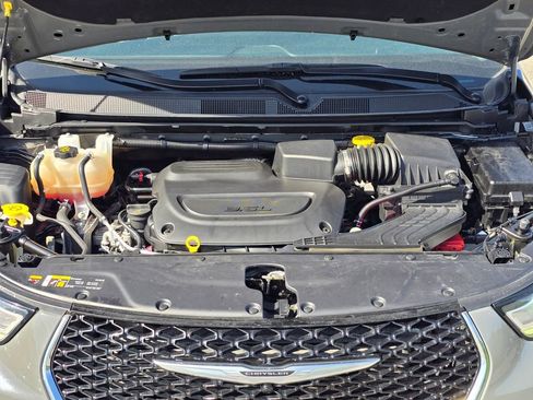 Used 2023 Chrysler Pacifica Touring-L FWD image 22