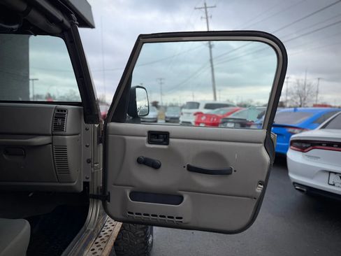 Used 2004 Jeep Wrangler Sahara w/ Dual Top Group AWD/4WD image 26