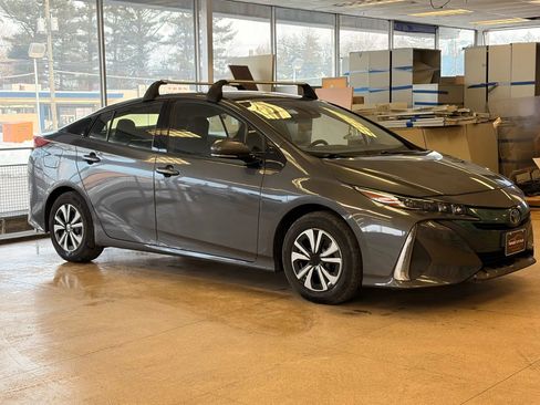 Used 2017 Toyota Prius Prime Premium image 6