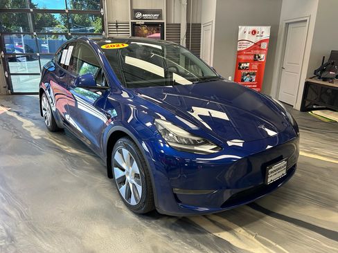 Used 2021 Tesla Model Y Long Range AWD/4WD image 1