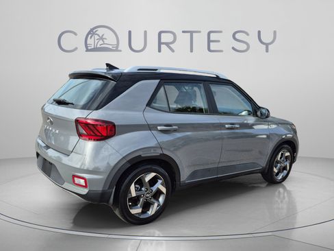 Used 2022 Hyundai Venue Limited FWD image 5