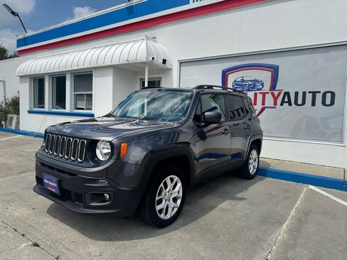 Used 2018 Jeep Renegade Latitude AWD/4WD image 14