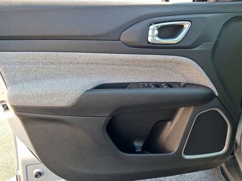 Used 2024 Jeep Compass Latitude image 12