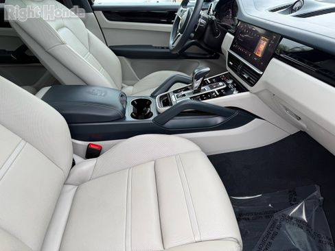Used 2022 Porsche Cayenne Base image 28