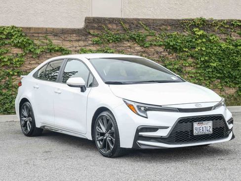 Certified 2025 Toyota Corolla SE FWD image 3