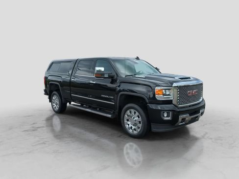 Used 2017 GMC Sierra 2500 Denali w/ Suspension Package, Off-Road AWD/4WD image 2