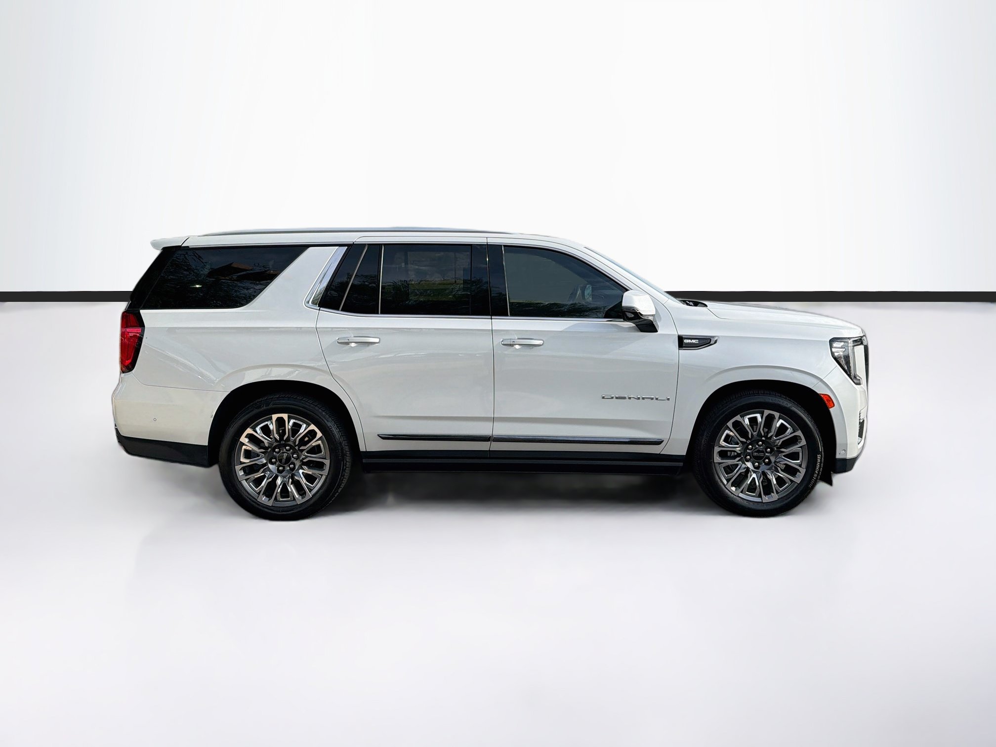 Used 2023 GMC Yukon Denali Ultimate AWD/4WD image 4