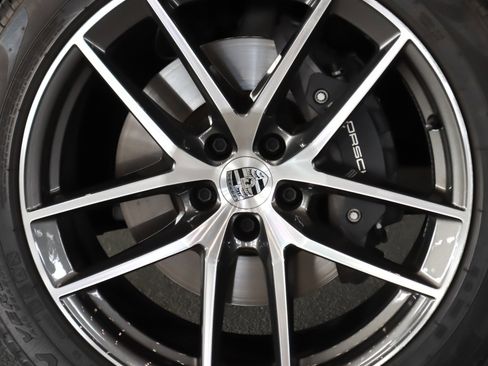 Certified 2025 Porsche Macan image 13