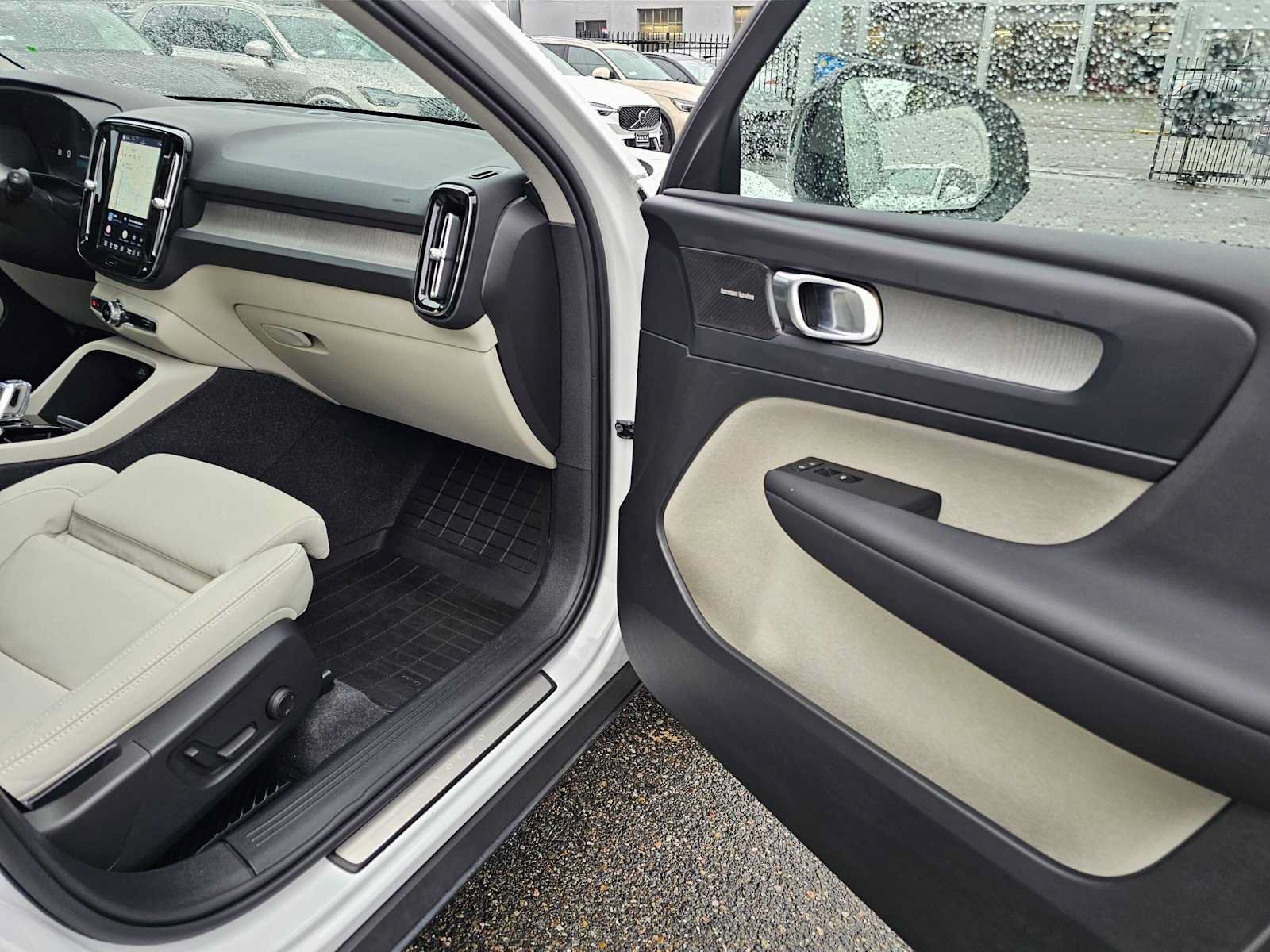 Used 2024 Volvo XC40 B5 Plus w/ Protection Package Premier AWD/4WD image 9