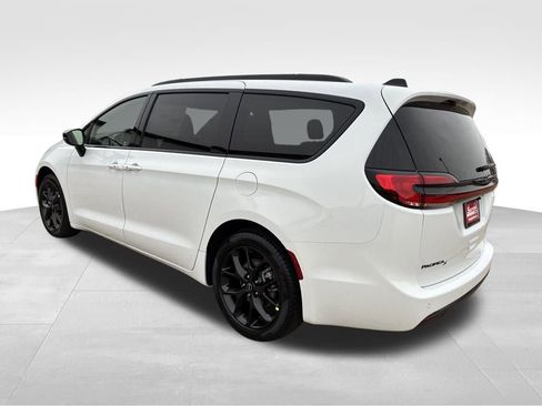 New 2026 Chrysler Pacifica Select w/ S Appearance Package image 3