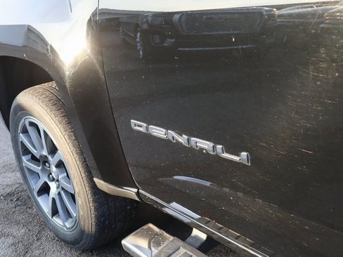 Used 2022 GMC Canyon Denali image 11