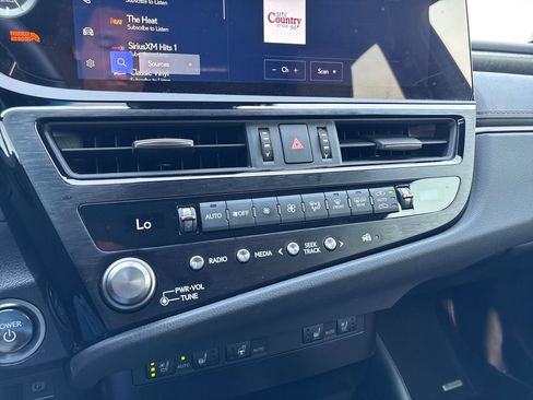 Used 2025 Lexus ES 300h w/ Premium Package FWD image 40