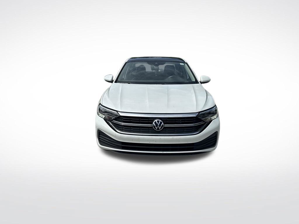 Certified 2024 Volkswagen Jetta SE w/ Panoramic Sunroof Package FWD image 3