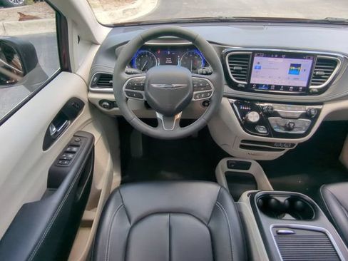 Used 2023 Chrysler Pacifica Touring-L FWD image 20