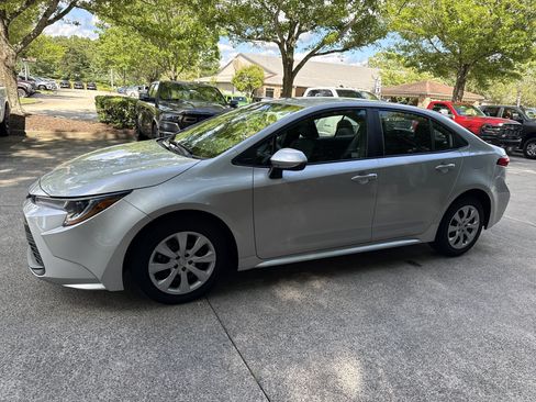 Used 2023 Toyota Corolla LE FWD image 4