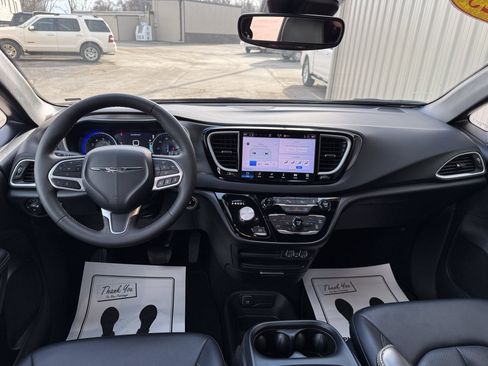 Used 2025 Chrysler Pacifica Select FWD image 23