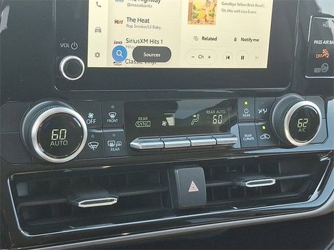 Used 2023 Toyota Highlander L image 15