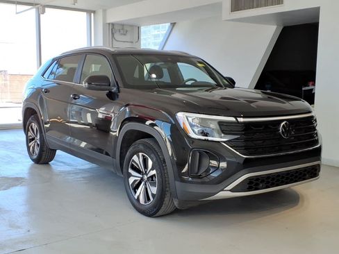 Certified 2024 Volkswagen Atlas Cross Sport SE FWD image 3