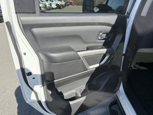 Used 2024 Nissan Titan SV w/ SV Convenience Package image 14