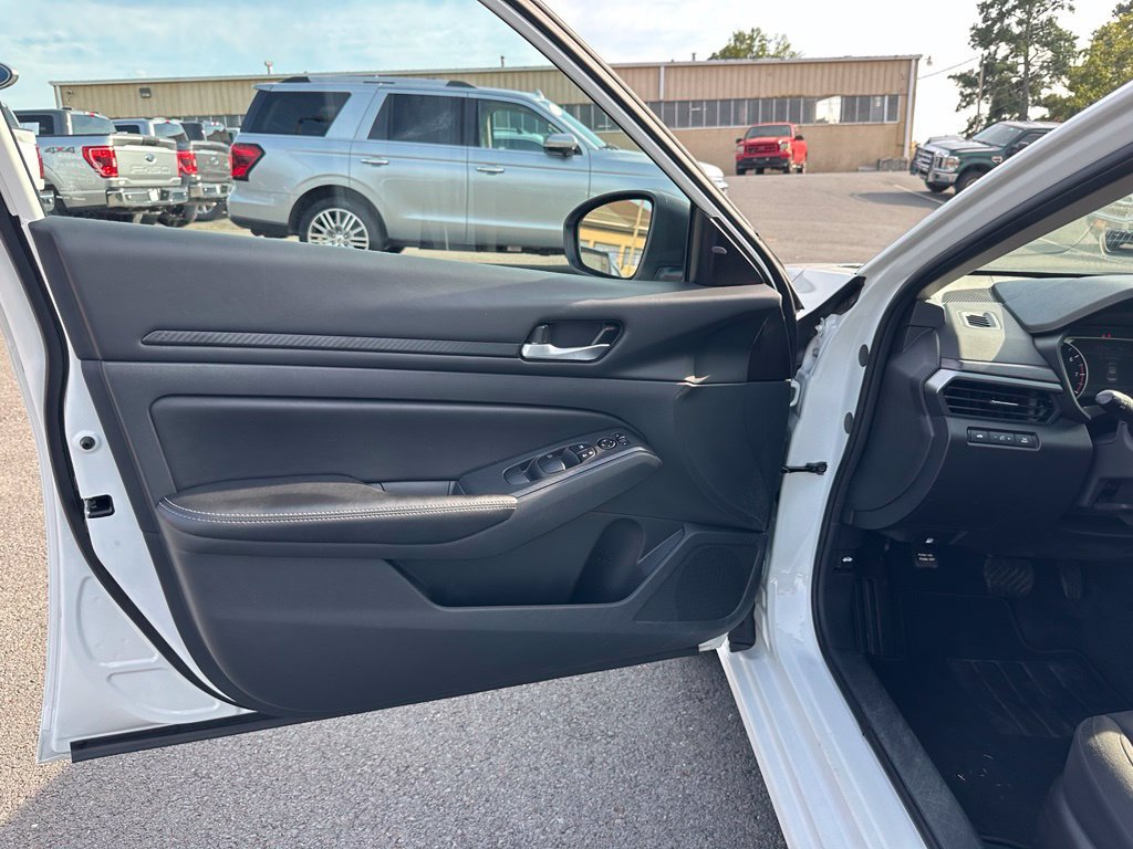 Used 2025 Nissan Altima 2.5 SV FWD image 13