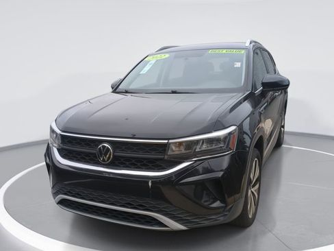 Used 2022 Volkswagen Taos SE FWD image 1