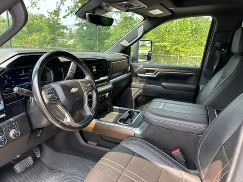 Used 2024 Chevrolet Silverado 2500 High Country w/ High Country Premium Package AWD/4WD image 4