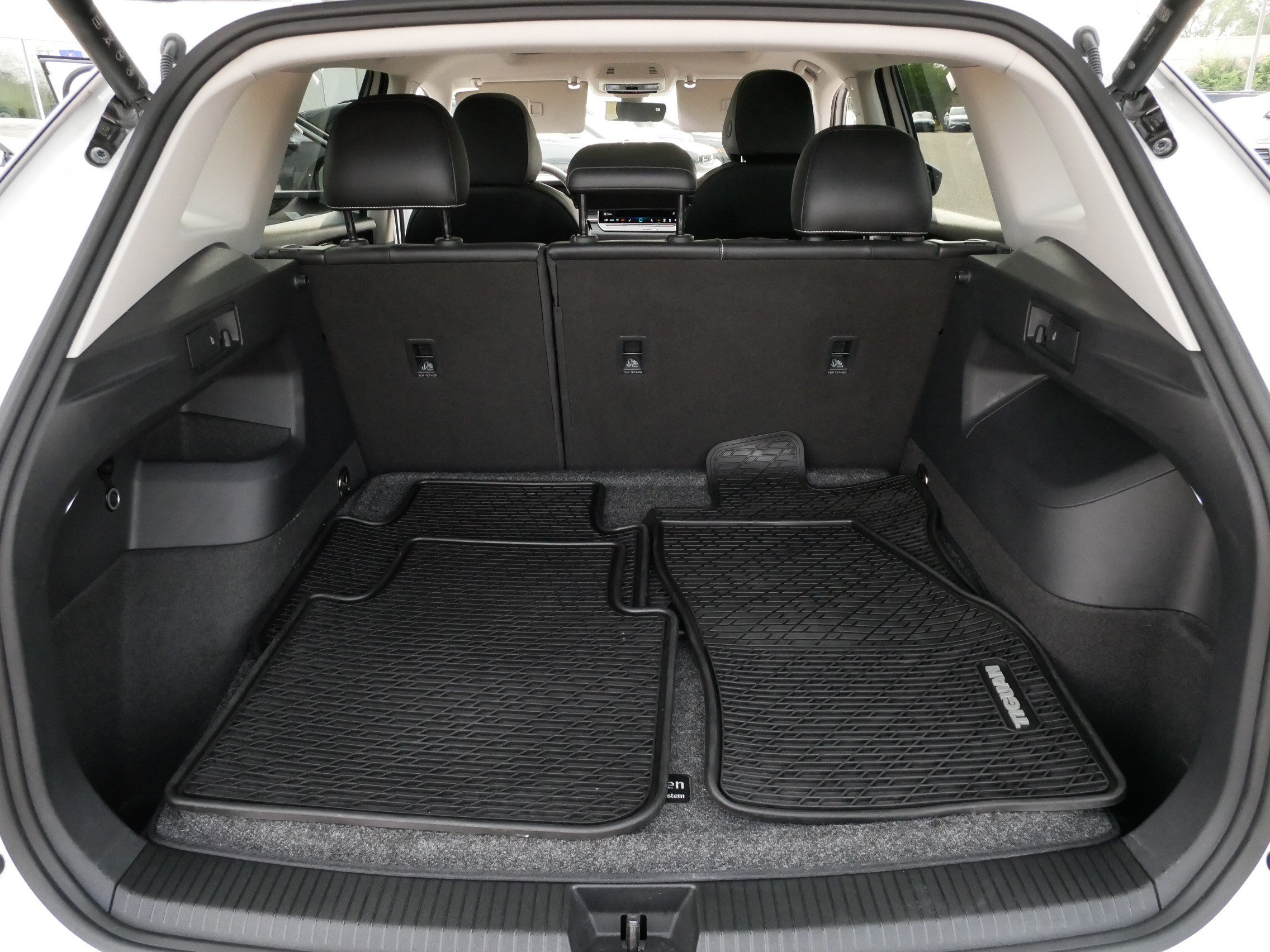 Certified 2025 Volkswagen Tiguan SE w/ Panoramic Sunroof Package AWD/4WD image 18