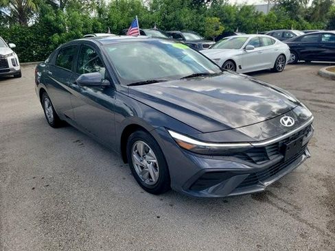 Certified 2024 Hyundai Elantra SE FWD image 3