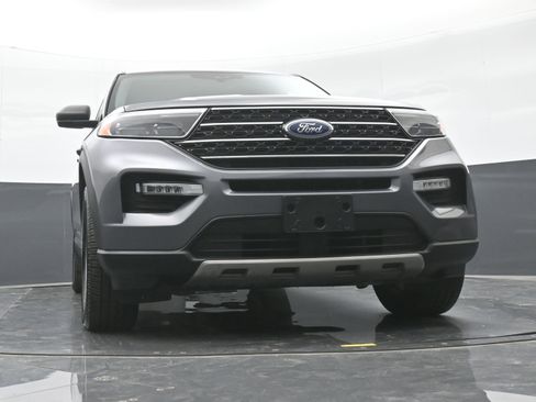 Used 2023 Ford Explorer XLT w/ Equipment Group 202A AWD/4WD image 43