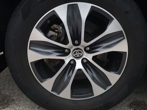Used 2021 Toyota Highlander XLE AWD/4WD image 7